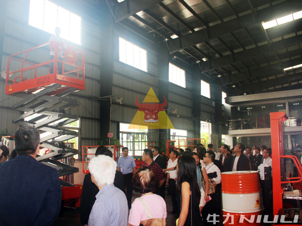 香港“一帶一路”國際研究院商務訪問團到牛力機械參觀考察 香港“一帶一路”國際研究院商務訪問團到牛力機械參觀考察